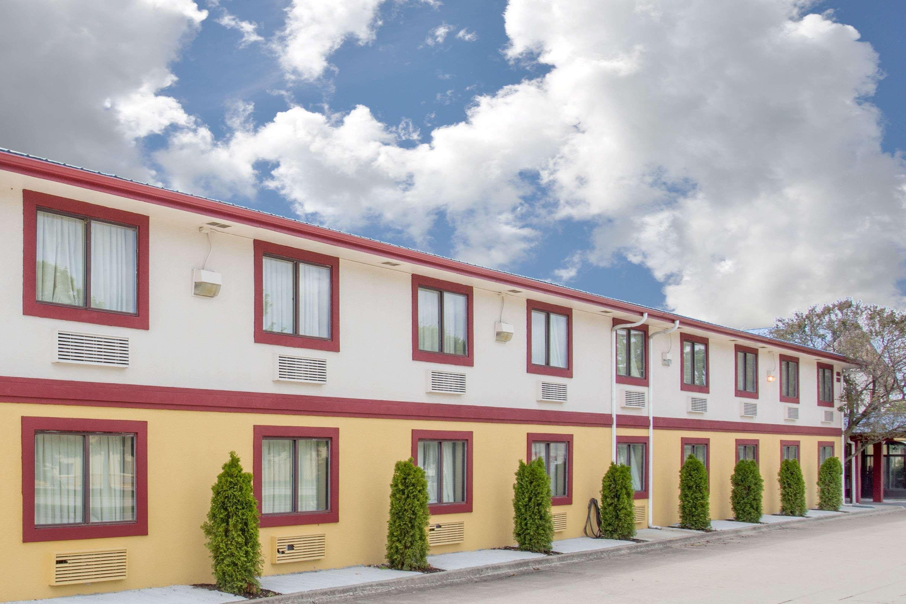 Super 8 By Wyndham Champaign Motel Ngoại thất bức ảnh