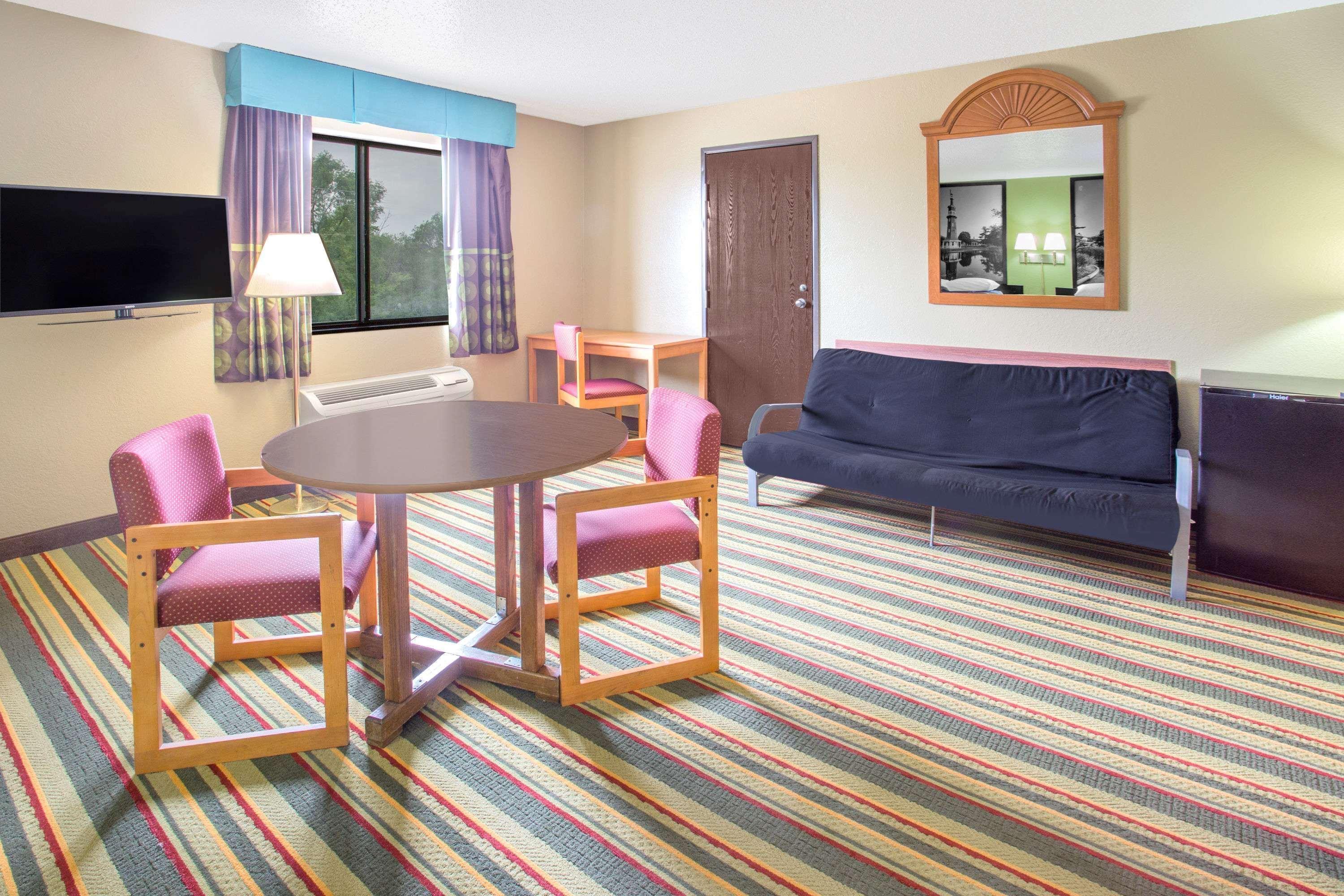 Super 8 By Wyndham Champaign Motel Ngoại thất bức ảnh